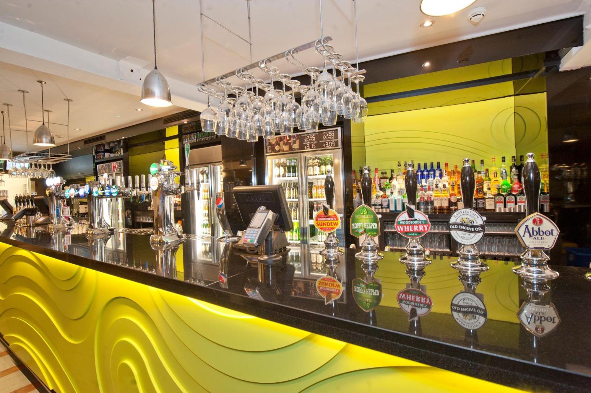 The King'S Head Hotel Wetherspoon Beccles Bagian luar foto