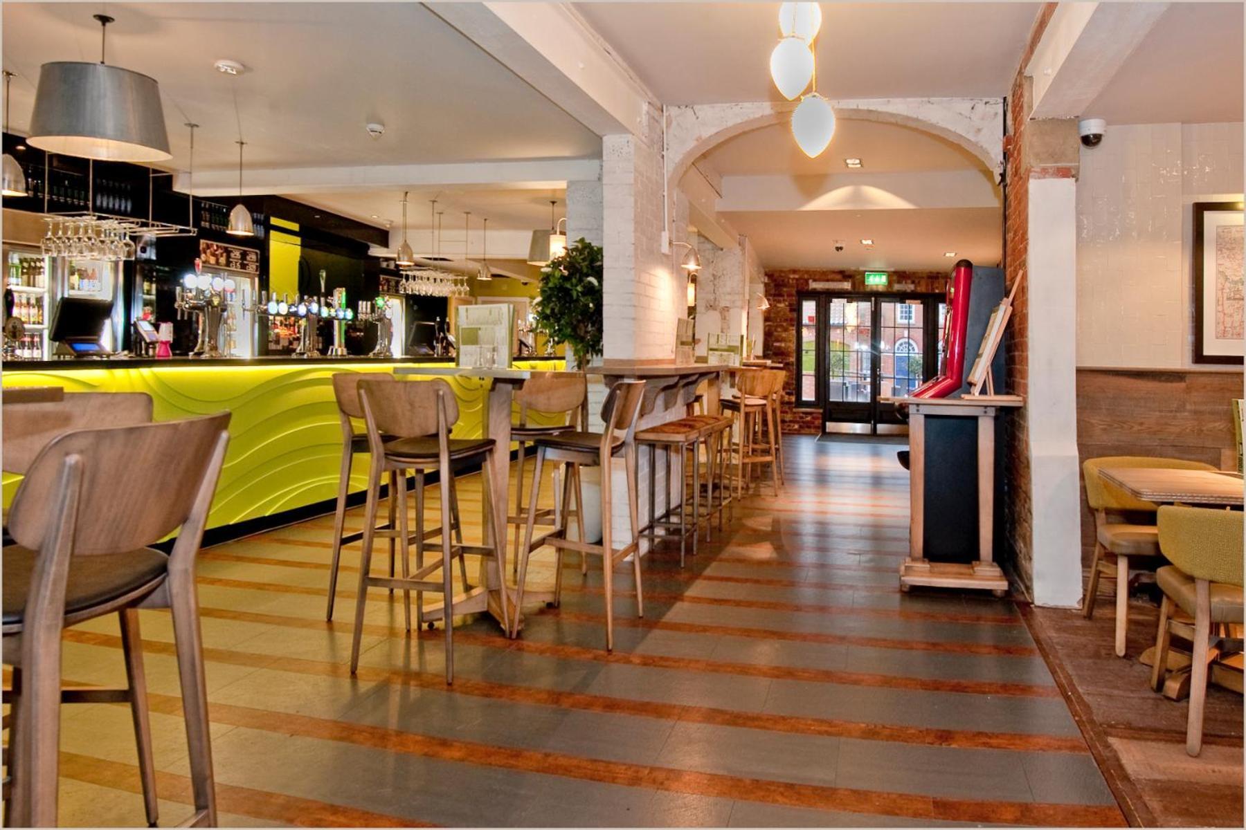 The King'S Head Hotel Wetherspoon Beccles Bagian luar foto