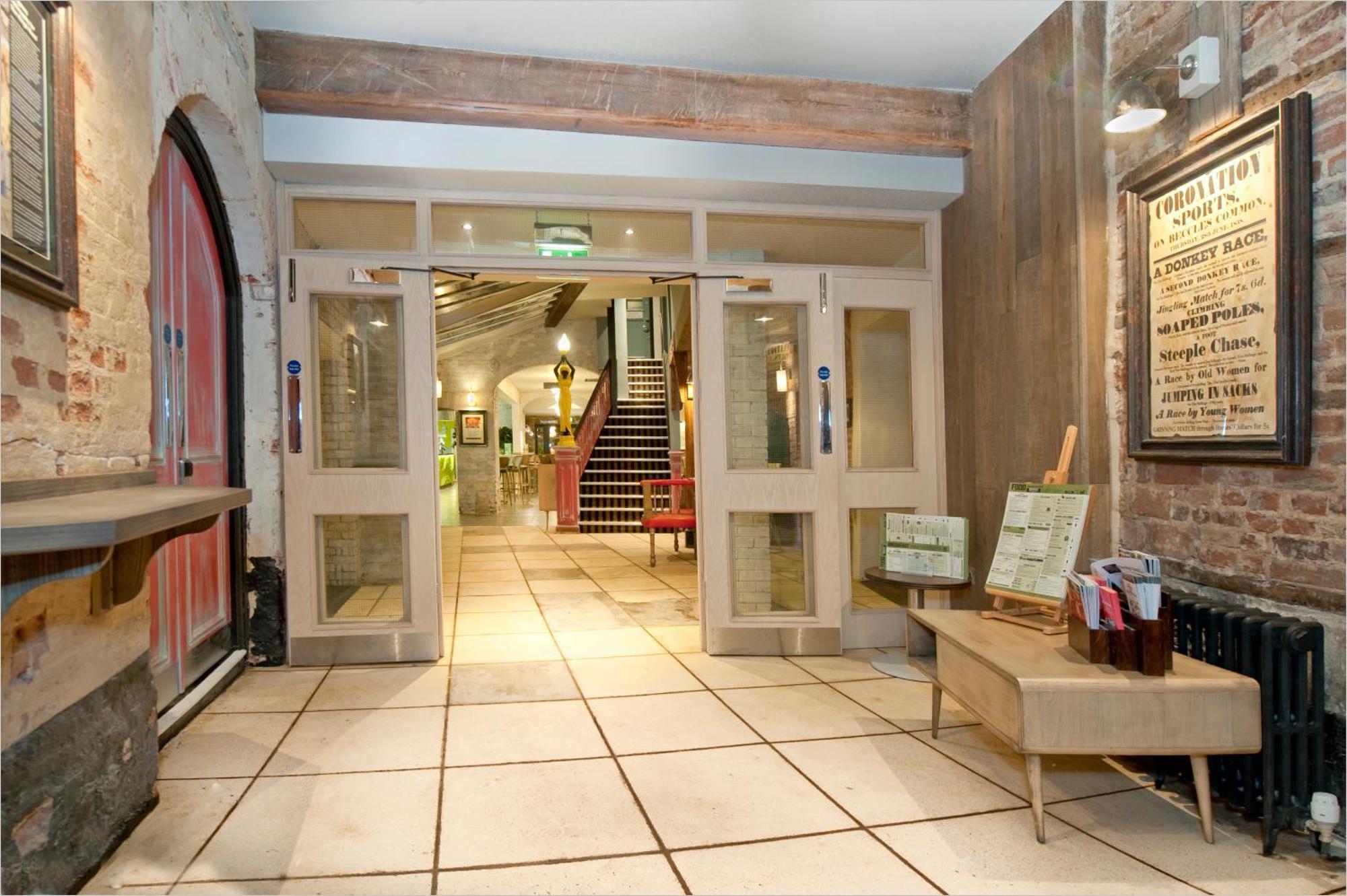 The King'S Head Hotel Wetherspoon Beccles Bagian luar foto